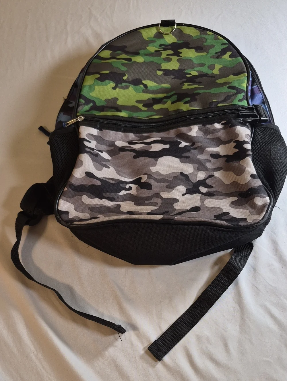 School Yards amouflage Pattern Men's Backpack - Green & Gray Camo